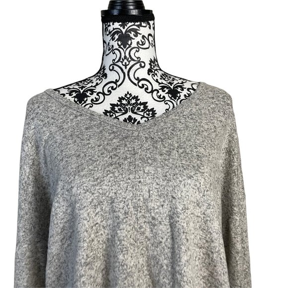 LA LA LAND CREATIVE CO | Women's Oatmeal Marled V-neck Top Medium - Picture 3 of 7